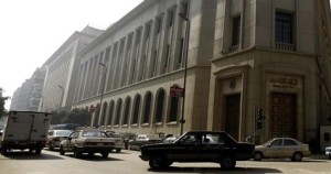 Vehicles drive by in front of Central Bank of Egypt Headquarters in Cairo December 30, 2012. Egypt's central bank introduced a new currency regime on Sunday to conserve its foreign reserves, which it said had reached a critical level, a move bankers and analysts say may represent a controlled shift towards a free float.  REUTERS/Amr Abdallah Dalsh  (EGYPT - Tags: BUSINESS POLITICS)