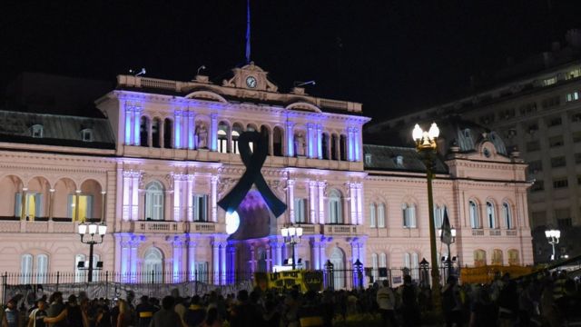 Maradona’s body arrives at the Presidential Palace in Argentina, in preparation for the start of the ceremony